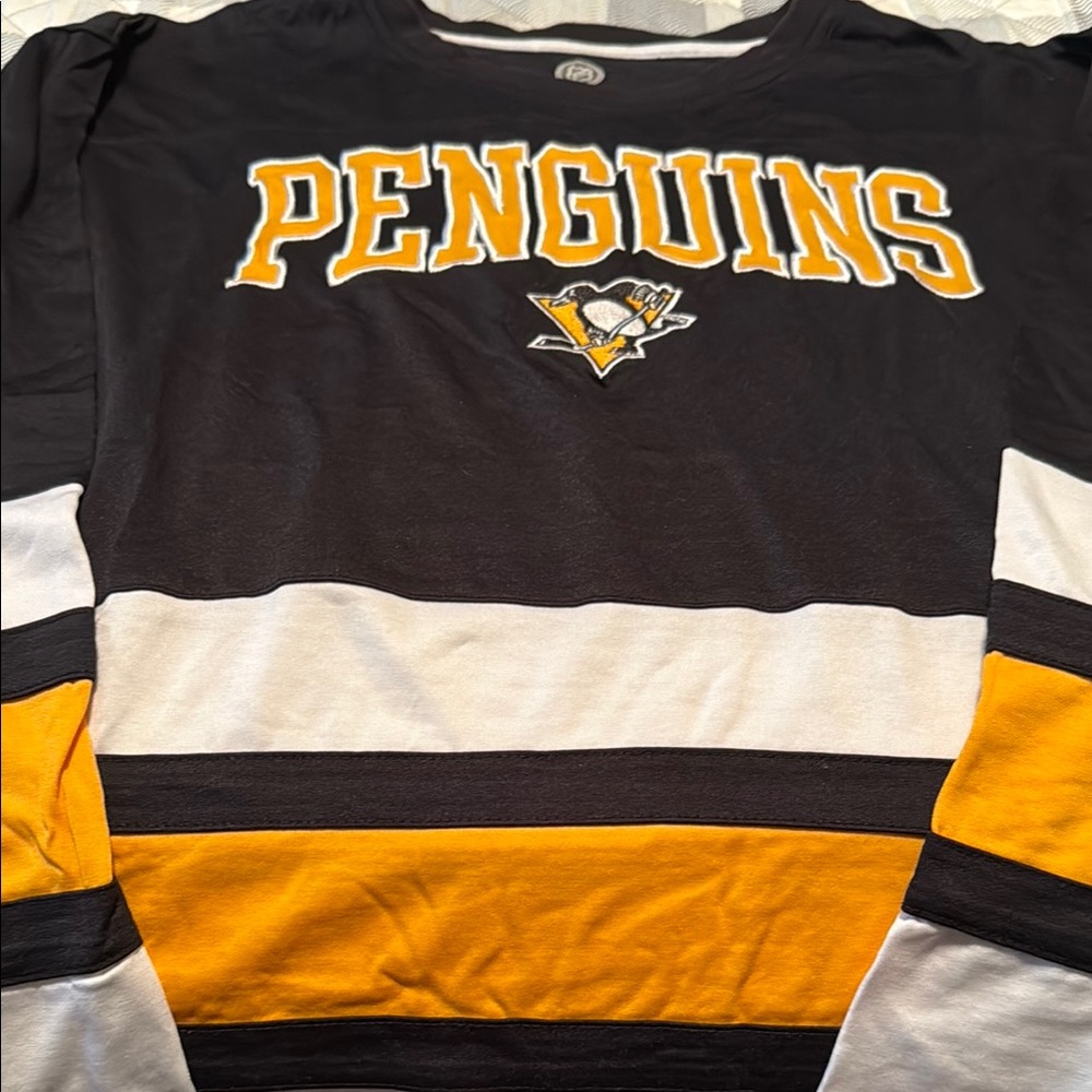 Pittsburgh Penguins officially licensed by the NHL shirt. Size L like new